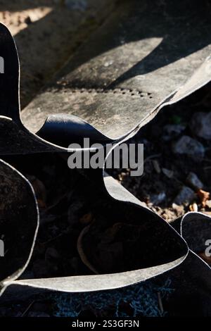 Exploration des motifs abstraits trouvés dans les surfaces courbes en caoutchouc illuminées par la lumière naturelle Banque D'Images