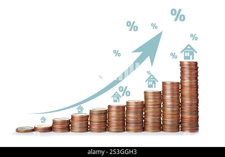 Marché immobilier. Pièces empilées, flèche, signes de pourcentage et illustrations de maison sur fond blanc visualisant la hausse du taux d'intérêt Banque D'Images