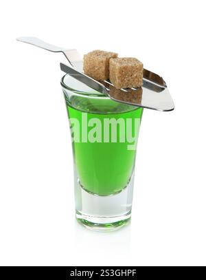 Absinthe dans le verre à grenaille, cassonade et cuillère fendue isolé sur blanc Banque D'Images