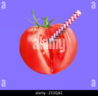 Paille à boire sortant de tomate fraîche sur fond violet. Concept de jus ou smoothie fraîchement préparé Banque D'Images