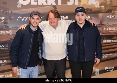 Regisseure und Drehbuchautoren Max Wolter und Tom Gronau sowie Hauptdarsteller Sascha Nathan zum projection spéciale Von Gerry Star - Der schlechteste beste Produzent aller Zeiten, AchtBerlin, Berlin *** réalisateurs et scénaristes Max Wolter et Tom Gronau et acteur principal Sascha Nathan lors de la projection spéciale de Gerry Star Der schlechteste Produzent aller Zeiten, Berlin, Berlin, Berlin, Berlin, Berlin Banque D'Images