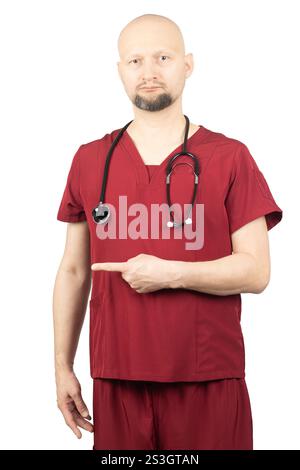 Un médecin chauve avec une barbe porte des gommages rouges et a un stéthoscope autour du cou. Banque D'Images