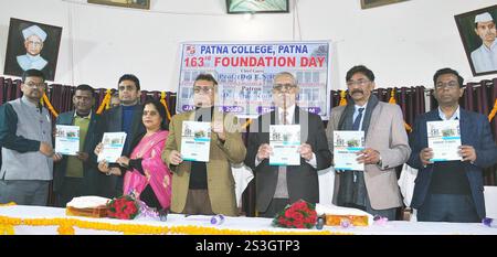 Patna, Inde. 09 janvier 2025. PATNA, INDE - 9 JANVIER : le vice-chancelier de l'Université de Patna Professeur Dr Ajay Kumar Singh et d'autres libérant souvenir lors de la 163ème journée de fondation du Patna College ion le 9 janvier 2025 à Patna, Inde. (Photo de Santosh Kumar/Hindustan Times/Sipa USA ) crédit : Sipa USA/Alamy Live News Banque D'Images