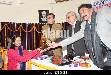Patna, Inde. 09 janvier 2025. PATNA, INDE - 9 JANVIER : Vice Chancelier de l'Université Patna Professeur Dr Ajay Kumar Singh honorant les étudiants lors de la 163ème journée de fondation du Patna College ion le 9 janvier 2025 à Patna, Inde. (Photo de Santosh Kumar/Hindustan Times/Sipa USA ) crédit : Sipa USA/Alamy Live News Banque D'Images
