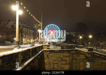 Illumination de Noël sur le pont Auguste dans la neige avec cabane en rondins, grande roue et marches, Dresde, Saxe, Allemagne, Europe Banque D'Images