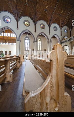 Vue intérieure d'une église avec bancs en bois et vitraux, Bad Wildbad, parfait Bonifatius, paroisse catholique, Forêt Noire, Allemagne, Europe Banque D'Images