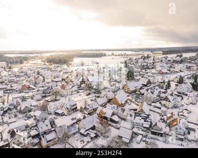 Village au coucher du soleil avec des toits enneigés et des champs vus des airs, Calw, Altburg, district de Calw, Forêt Noire, Allemagne, Europe Banque D'Images