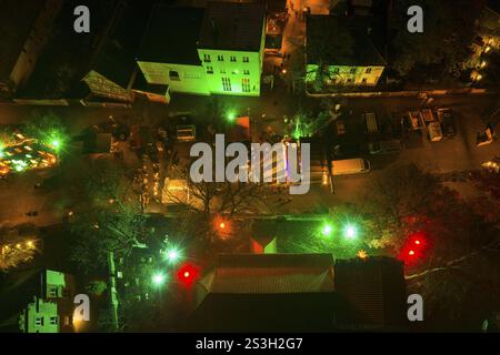Vue aérienne verticale du marché de Noël sur Ravensburger Platz avec brasserie et vieille église, Coswig, Saxe, Allemagne, Europe Banque D'Images