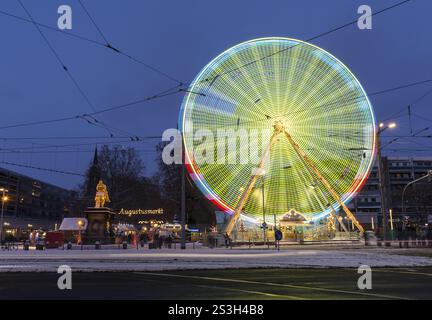Grande roue illuminée au Golden Horseman pendant l'heure bleue, Augustusmarkt sur la rue principale, Dresde, Saxe, Allemagne, Europe Banque D'Images