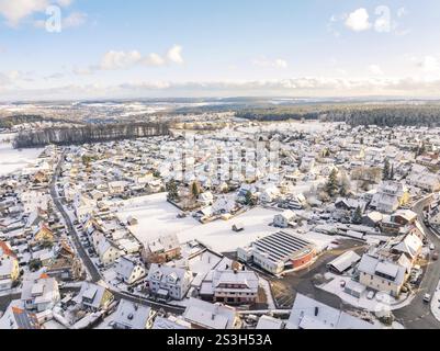 Vue aérienne d'un village enneigé aux toits blancs et aux champs environnants, Calw, Altburg, district de Calw, Forêt Noire, Allemagne, Europe Banque D'Images