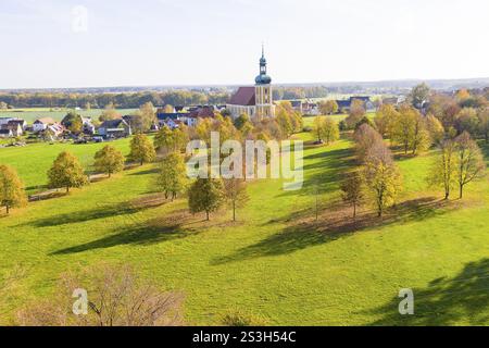 Vue aérienne du pré de pèlerinage et de l'église de pèlerinage avec monastère et village, Rosenthal, Saxe, Allemagne, Europe Banque D'Images