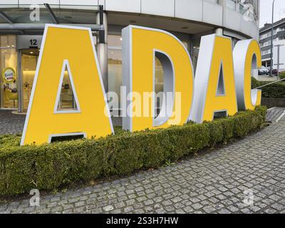 Logo ADAC devant un magasin ADAC à Remscheid, Allemagne, Europe Banque D'Images