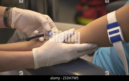 Le médecin prélève du sang d'un patient Banque D'Images