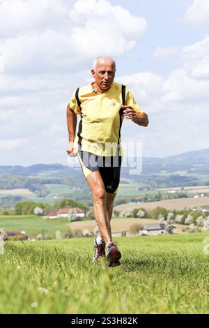 Jogger senior s'entraîne pour sa forme physique avec la course à pied, Autriche, Europe Banque D'Images