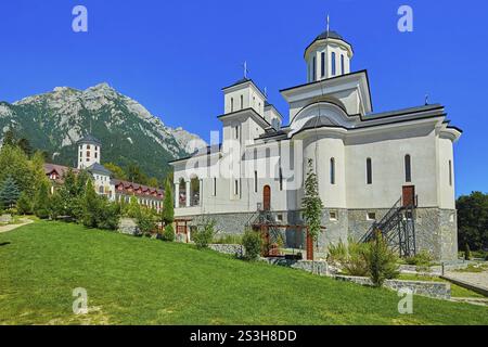 Monastère de Busteni près des montagnes Karaiman, Roumanie Busteni, Roumanie, Europe Banque D'Images