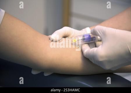 Le médecin prélève du sang d'un patient Banque D'Images