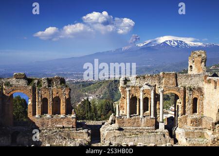 Ruines du théâtre grec romain avec l'Etna en éruption, Taormine, Sicile, Italie, Europe Banque D'Images
