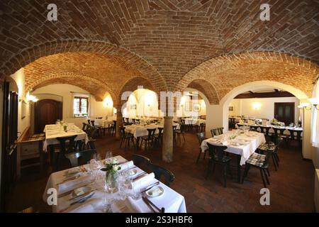 Tables magnifiquement posées dans un restaurant Banque D'Images