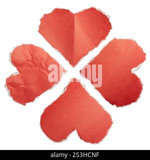 Forme de feuille de trèfle faite de papiers rouges déchirés en forme de coeur sur fond blanc avec chemin de détourage Banque D'Images
