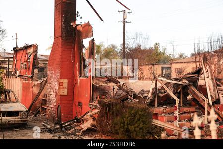 Los Angeles, États-Unis. 08 janvier 2025. Les incendies d'Eaton à Los Angeles ont détruit des maisons, des véhicules et des familles déplacées dans tout le comté. Les pompiers et les premiers intervenants travaillent 24 heures sur 24 pour prendre le contrôle de cette propagation massive de la destruction. Les vents violents et les broussailles séchées ont poussé les incendies dans les zones environnantes et menacé les maisons. (Photo d'Alexander G. Seyum/Pacific Press) crédit : Pacific Press Media production Corp./Alamy Live News Banque D'Images