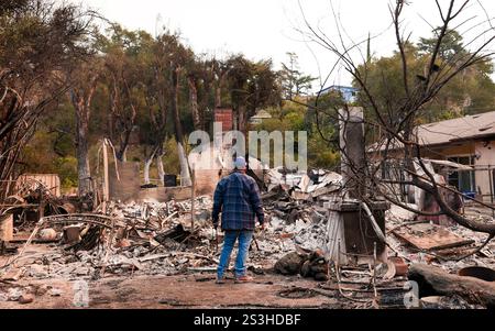 Los Angeles, États-Unis. 08 janvier 2025. Les incendies d'Eaton à Los Angeles ont détruit des maisons, des véhicules et des familles déplacées dans tout le comté. Les pompiers et les premiers intervenants travaillent 24 heures sur 24 pour prendre le contrôle de cette propagation massive de la destruction. Les vents violents et les broussailles séchées ont poussé les incendies dans les zones environnantes et menacé les maisons. (Photo d'Alexander G. Seyum/Pacific Press) crédit : Pacific Press Media production Corp./Alamy Live News Banque D'Images