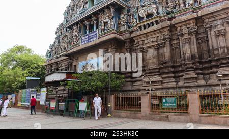 Belles sculptures de divinités hindoues sur le principal Gopuram de Meenakshi Amman Temple.Temple de la dynastie Pandyenne du 12ème siècle, Madurai, Tamil Nadu, Inde. Banque D'Images