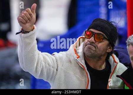 Madonna Di Campiglio, Italie. 08 janvier 2025. Alberto tomba ski ancien d'Italie accueille les fans lors de la Coupe du monde de ski alpin Audi FIS hommes slalom sur la piste de ski 3Tre. Crédit : SOPA images Limited/Alamy Live News Banque D'Images