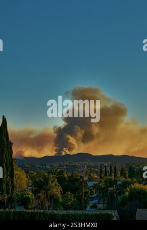 Pacific Palisades fumée de feu jaillit sur les montagnes, comme vu de Tarzana dans la vallée, projetant une brume étrange à travers la vue panoramique Banque D'Images