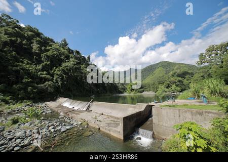 Magnifique plan de la rivière haina avec de l'eau calme. Banque D'Images