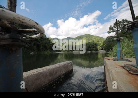 Magnifique plan de la rivière haina avec de l'eau calme. Banque D'Images