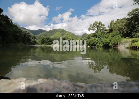 Magnifique plan de la rivière haina avec de l'eau calme. Banque D'Images