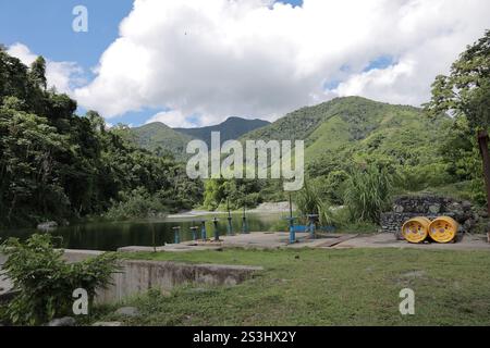 Belle photo de la rivière haina avec des eaux calmes et des montagnes incroyables en arrière-plan Banque D'Images