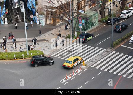 TOKYO, JAPON - 8 janvier 2025 : vue aérienne des taxis et autres véhicules passant sur un passage pour piétons devant Tokyu Plaza Omotesando Omokado. Banque D'Images