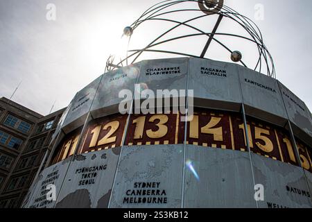 L'horloge mondiale également connue sous le nom d'horloge mondiale Urania est une grande horloge mondiale de style tourelle située sur la place publique d'Alexanderplatz à Mitte, Berlin. Banque D'Images