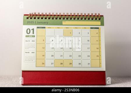 Bonjour janvier. Calendrier de planification de janvier 2025 sur votre bureau Banque D'Images