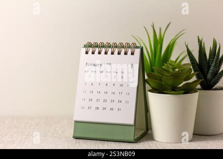 Bonjour janvier. Calendrier de planification de janvier 2025 sur votre bureau Banque D'Images
