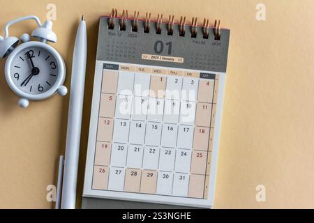 Bonjour janvier. Calendrier de planification de janvier 2025 sur votre bureau Banque D'Images