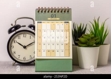 Bonjour janvier. Calendrier de planification de janvier 2025 sur votre bureau Banque D'Images