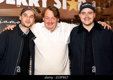 Tom Gronau, Sascha Nathan und Max Wolter BEI der Premiere der Amazon Prime Video-Serie Gerry Star Der schlechteste beste Produzent aller Zeiten im AchtBerlin. Berlin, 09.01.2025 *** Tom Gronau, Sascha Nathan et Max Wolter à la première de la série Amazon Prime Video Gerry Star Der schlechteste beste Produzent aller Zeiten im AchtBerlin Berlin, 09 01 2025 Foto:XJ.xKnowlesx/xFuturexImagex gerry 5108 Banque D'Images