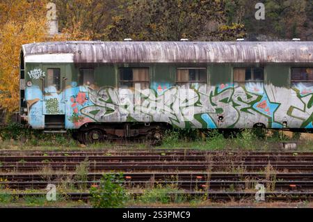 Train couvert graffiti, gare de Cahors, département du Lot, France Banque D'Images