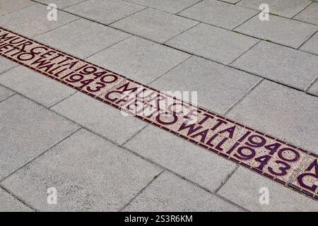 Marqueur commémoratif montrant l'emplacement du mur de Getto qui était autour du ghetto de Varsovie en 1940 à 1943, Varsovie, Pologne, Europe Banque D'Images