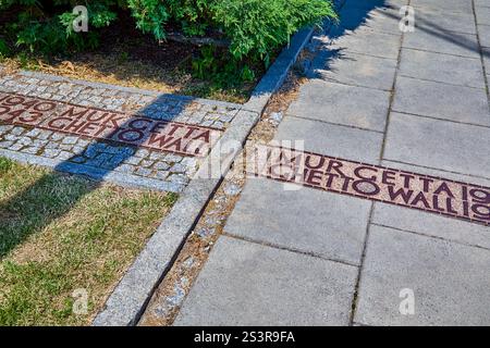 Marqueur commémoratif montrant l'emplacement du mur de Getto qui était autour du ghetto de Varsovie en 1940 à 1943, Varsovie, Pologne, Europe Banque D'Images