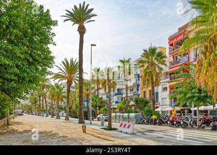 Front de mer de Sitges, une belle ville près de Barcelona.Spain. Banque D'Images
