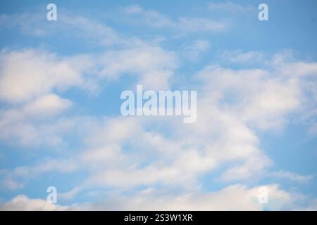 Nuages légers sur un ciel bleu ensoleillé - parfait pour le remplacement du ciel ou les arrière-plans de la nature Banque D'Images