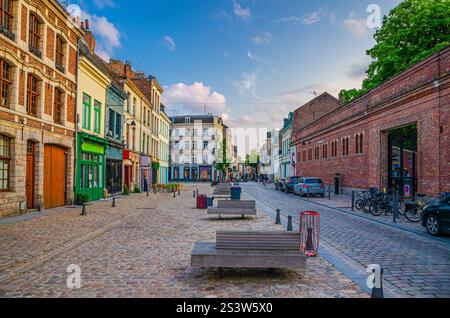 Vieux Lille quartier de la vieille ville avec rue pavée, pavé place de Gand Gent, vieux bâtiments colorés et bancs en bois dans historique Banque D'Images