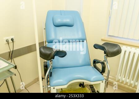 Intérieur d'un cabinet gynécologue dans un hôpital, une salle lumineuse avec équipement médical Banque D'Images