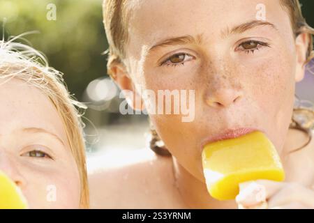 Les garçons Eating Ice lolly Banque D'Images