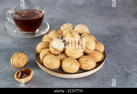 Biscuits russes noix ou Oreshki en forme de noix avec du lait condensé bouilli. Cuisine russe, desserts. Banque D'Images