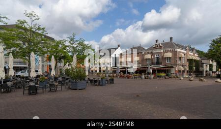 Geldrop, pays-Bas. 28 juin 2024. Espace de divertissement carré dans le centre de Geldrop aux pays-Bas avec des cafés et des restaurants Banque D'Images