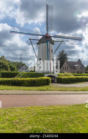 Moulin à vent 't Nupke Geldrop un village hollandais avec de lourds nuages en arrière-plan. Construit en 1843 sur une colline, le moulin à vent fonctionnait comme moulin à gristmill. Banque D'Images